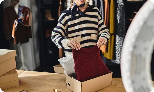 Personne préparant un colis